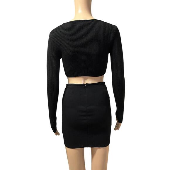 Chic Black Ribbed Crop Top with Tie Detail - Picture 4 of 5